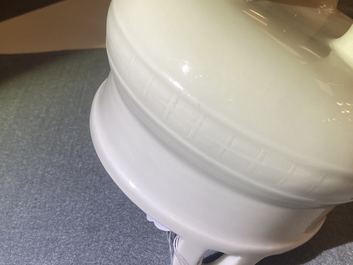 Un br&ucirc;le-parfum tripod en porcelaine blanc de Chine de Dehua
