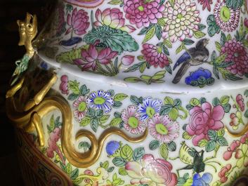 Une paire de vases de taille exceptionelle en porcelaine de Chine famille rose, 19&egrave;me