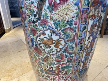 Une paire de vases de taille exceptionelle en porcelaine de Chine famille rose, 19&egrave;me