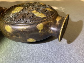 Een Chinese met vergulding bespatte bronzen vaas met feniksen, Qianlong merk, 18/19e eeuw
