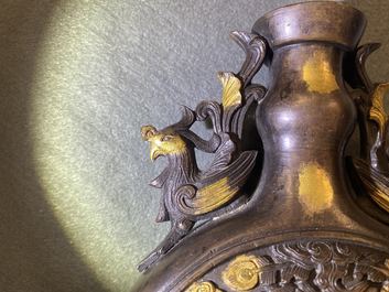 Een Chinese met vergulding bespatte bronzen vaas met feniksen, Qianlong merk, 18/19e eeuw