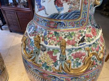 Une paire de vases de taille exceptionelle en porcelaine de Chine famille rose, 19&egrave;me