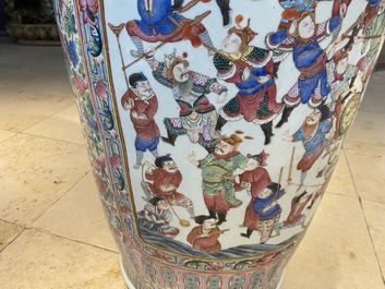 Une paire de vases de taille exceptionelle en porcelaine de Chine famille rose, 19&egrave;me