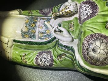 Een Chinese verte biscuit figuur van Guanyin op lotustroon, Kangxi