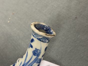 Een Chinese blauw-witte olie- en azijnfles met twee tuiten, Kangxi