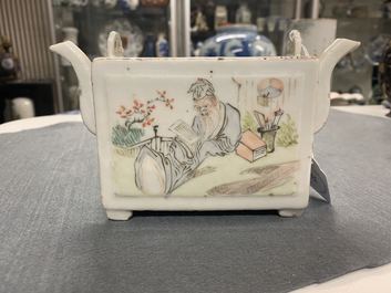 Une th&eacute;i&egrave;re &agrave; deux couvercles en porcelaine de Chine qianjiang cai, 19/20&egrave;me