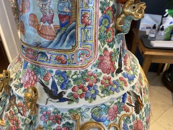 Une paire de vases de taille exceptionelle en porcelaine de Chine famille rose, 19&egrave;me