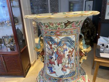 Une paire de vases de taille exceptionelle en porcelaine de Chine famille rose, 19&egrave;me