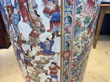 Une paire de vases de taille exceptionelle en porcelaine de Chine famille rose, 19&egrave;me