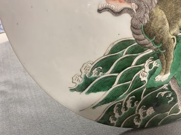 Une plaque ronde en porcelaine de Chine famille verte &agrave; d&eacute;cor d'un qilin, 19&egrave;me