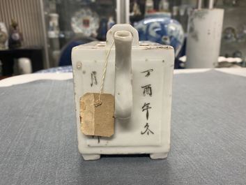 Une th&eacute;i&egrave;re &agrave; deux couvercles en porcelaine de Chine qianjiang cai, 19/20&egrave;me