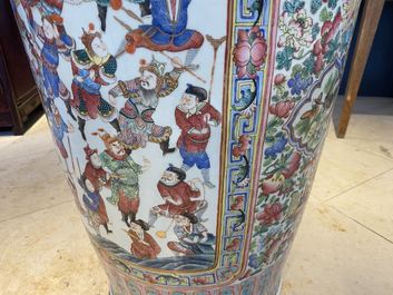 Une paire de vases de taille exceptionelle en porcelaine de Chine famille rose, 19&egrave;me