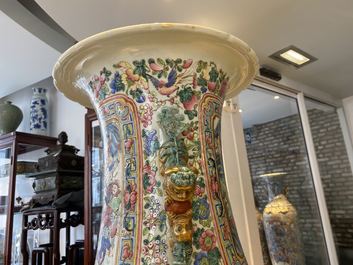 Une paire de vases de taille exceptionelle en porcelaine de Chine famille rose, 19&egrave;me