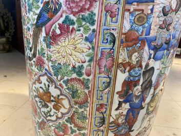 Une paire de vases de taille exceptionelle en porcelaine de Chine famille rose, 19&egrave;me