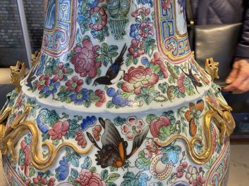 Une paire de vases de taille exceptionelle en porcelaine de Chine famille rose, 19&egrave;me