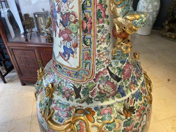 Une paire de vases de taille exceptionelle en porcelaine de Chine famille rose, 19&egrave;me