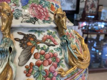 Une paire de vases de taille exceptionelle en porcelaine de Chine famille rose, 19&egrave;me