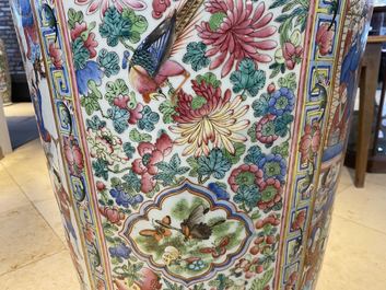 Une paire de vases de taille exceptionelle en porcelaine de Chine famille rose, 19&egrave;me