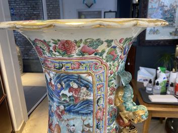 Une paire de vases de taille exceptionelle en porcelaine de Chine famille rose, 19&egrave;me