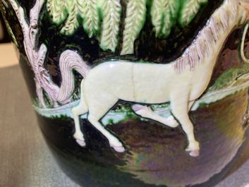 Un pot &agrave; rouleaux en porcelaine de Chine famille verte &agrave; d&eacute;cor appliqu&eacute;, Chine, 19/20&egrave;me