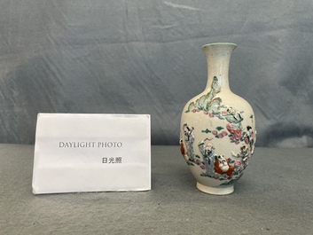 Un vase en porcelaine de Chine famille rose &agrave; d&eacute;cor d'immortels en relief, marque de Qianlong, 19&egrave;me