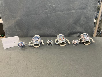 Trois verseuses couvertes sur pr&eacute;sentoir en porcelaine de Chine de style Imari, Kangxi