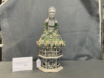 Een Chinese verte biscuit figuur van Guanyin op lotustroon, Kangxi