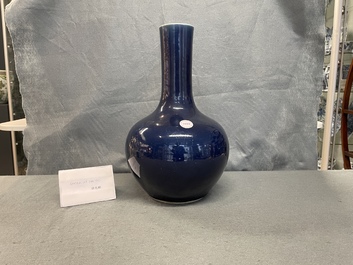 Een Chinese flesvormige monochrome 'sacrificial blue' vaas, Qianlong merk en periode
