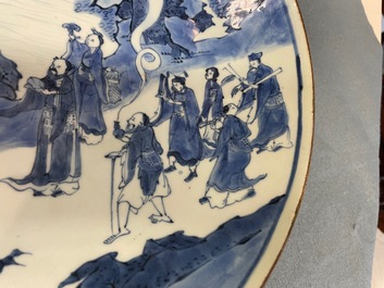 Un plat en porcelaine de Chine en bleu et blanc &agrave; d&eacute;cor d'immortels, marque Yu Tang Jia Qi, Shunzhi