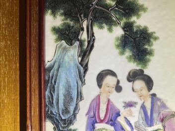 Een Chinese famille rose plaquette met dames in een tuin, Republiek
