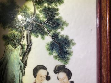 Een Chinese famille rose plaquette met dames in een tuin, Republiek
