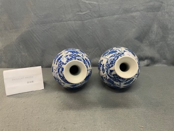 Een paar Chinese blauw-witte flesvormige vazen, Kangxi