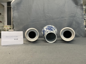 Une paire de vases de forme rouleau et un vase en forme de poire en porcelaine de Chine en bleu et blanc, 19/20&egrave;me