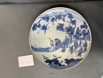 Un plat en porcelaine de Chine en bleu et blanc &agrave; d&eacute;cor d'immortels, marque Yu Tang Jia Qi, Shunzhi