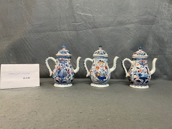 Trois verseuses couvertes sur pr&eacute;sentoir en porcelaine de Chine de style Imari, Kangxi