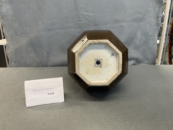 Un vase de forme octagonale en porcelaine de Chine brun monochrome aux t&ecirc;tes de cerfs, marque et &eacute;poque de Qianlong