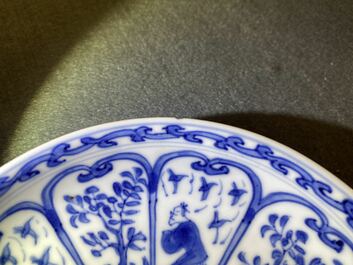 Une tasse couverte et soucoupe en porcelaine de Chine en bleu et blanc pour le march&eacute; fran&ccedil;ais, Kangxi