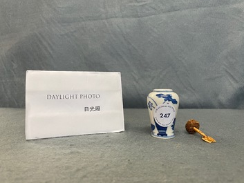 Une tabati&egrave;re en porcelaine de Chine en bleu et blanc, marque de Yongzheng, 18/19&egrave;me