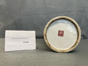 Een Chinese qianjiang cai hoedensteun, Qianlong merk, 19/20e eeuw