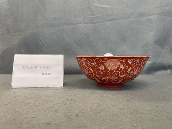Un bol en porcelaine de Chine &agrave; fond rouge de corail, marque de Daoguang, R&eacute;publique