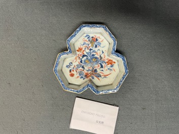 Trois verseuses couvertes sur pr&eacute;sentoir en porcelaine de Chine de style Imari, Kangxi