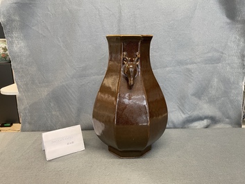 Een Chinese monochrome bruine octagonale vaas met hertenkoppen, Qianlong merk en periode