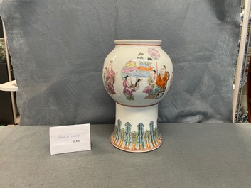 Un vase en porcelaine de Chine famille rose, marque de Daoguang, 19/20&egrave;me