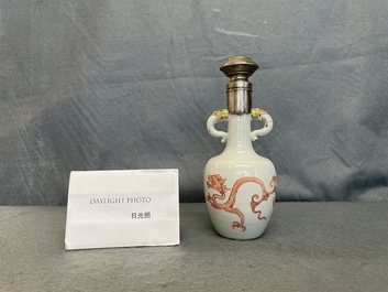 Een Chinese met zilver gemonteerde vaas met ijzerrood decor van een draak en een feniks, Kangxi