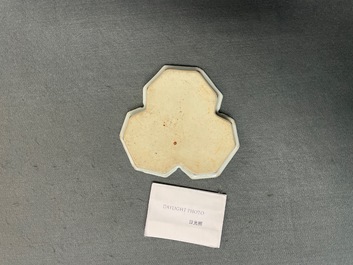 Trois verseuses couvertes sur pr&eacute;sentoir en porcelaine de Chine de style Imari, Kangxi