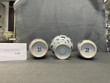 Une paire de vases de forme rouleau et un vase en forme de poire en porcelaine de Chine en bleu et blanc, 19/20&egrave;me