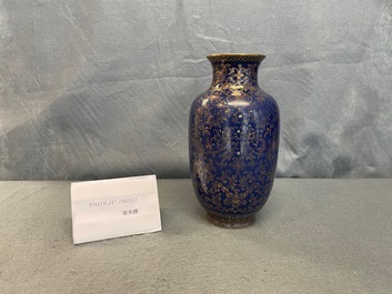 Un vase en porcelaine de Chine &agrave; d&eacute;cor dor&eacute; sur fond bleu, marque de Qianlong, R&eacute;publique