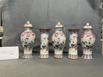 Une garniture de cinq vases en porcelaine de Chine famille rose &agrave; d&eacute;cor d'antiquit&eacute;s, Qianlong
