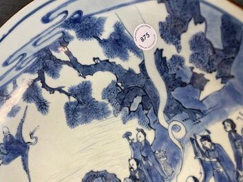 Un plat en porcelaine de Chine en bleu et blanc &agrave; d&eacute;cor d'immortels, marque Yu Tang Jia Qi, Shunzhi