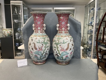 Une paire de vases en porcelaine de Chine famille rose, marque et &eacute;poque de Tongzhi
